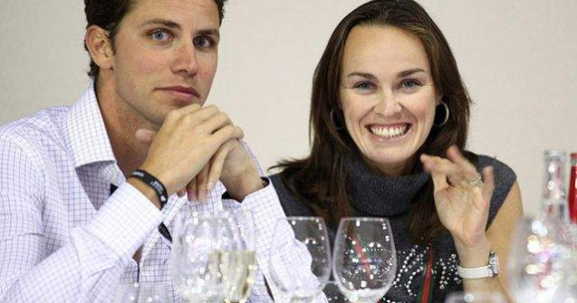 Martina Hingis si-a batut sotul, ajutata de mama ei