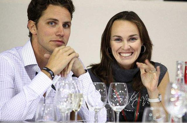 Martina Hingis si-a batut sotul, ajutata de mama ei