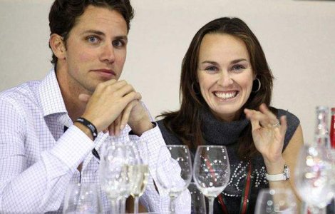 Martina Hingis si-a batut sotul, ajutata de mama ei
