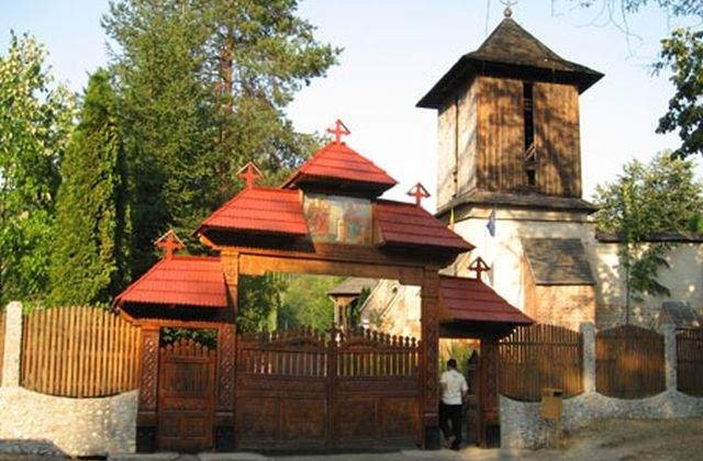 Preot acuzat de malpraxis in judetul Arges: Fugarit de enoriasi dupa ce le-a luat banii