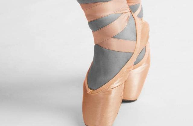 De ce nu-si pierd balerinele echilibrul in timpul piruetelor