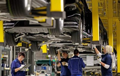 Daimler a contractat o linie de credit de 9 mld. euro de la 40 de banci