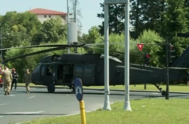 VIDEO Un elicopter militar al SUA a aterizat de urgență în Piața Charles de Gaulle
