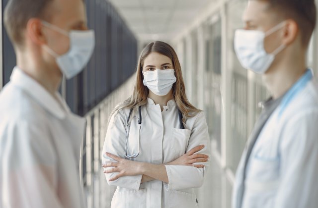 Sute de cadre medicale suspendate din funcție după ce au refuzat să se vaccineze