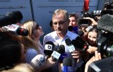 Prima poză cu Liviu Dragnea acasă. O ține pe iubita Irina în poale