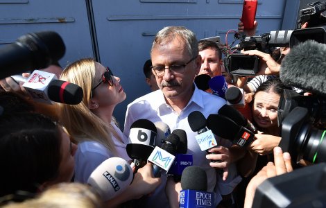 Prima poză cu Liviu Dragnea acasă. O ține pe iubita Irina în poale