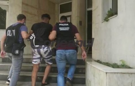 Crimă înfiorătoare în Gorj. Un tânăr și-a ucis fosta iubită în plină stradă, apoi a fugit cu cadavrul pe scaunul mașinii