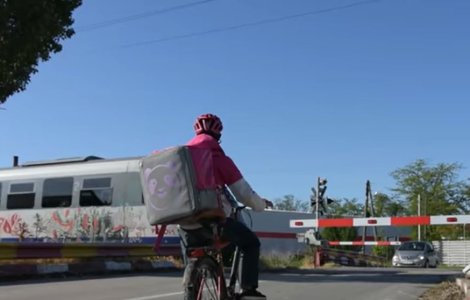 Numai livrator să fii! Meseria a devenit cea mai bănoasă de la declanșarea pandemiei: câștiguri de peste 1.000 de euro lunar