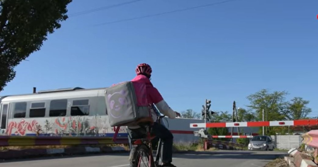 Numai livrator să fii! Meseria a devenit cea mai bănoasă de la declanșarea pandemiei: câștiguri de peste 1.000 de euro lunar