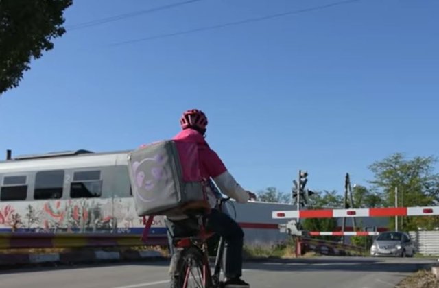 Numai livrator să fii! Meseria a devenit cea mai bănoasă de la declanșarea pandemiei: c&acirc;știguri de peste 1.000 de euro lunar