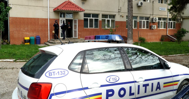 Suceava: O femeie și-a bătut soțul în fața unui bar până a obosit. Bărbatul a fost scos din mâinile sale de polițiști