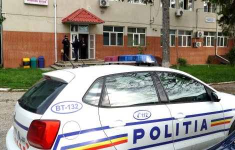Suceava: O femeie și-a bătut soțul în fața unui bar până a obosit. Bărbatul a fost scos din mâinile sale de polițiști