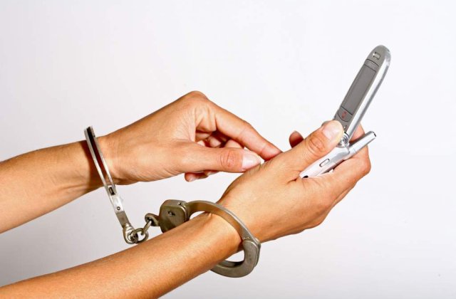 Nu-si mai simte mainile din cauza celor 100 de sms-uri zilnice