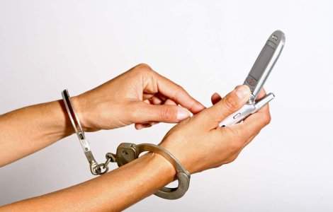 Nu-si mai simte mainile din cauza celor 100 de sms-uri zilnice