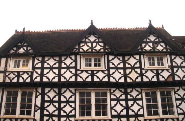 O familie de romani s-a mutat in locuinta unui britanic in lipsa acestuia