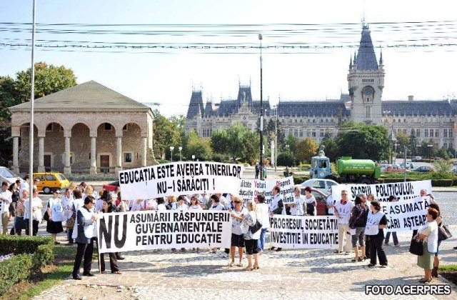 Alba-neagra cu salariile profesorilor