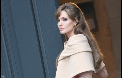 Fotografii inedite cu Angelina Jolie in adolescenta, scoase la licitatie
