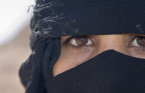 Mamele din Yemen, complice la chinul fiicelor lor