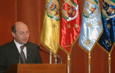 Basescu vrea sa schimbe sexul decoratiilor