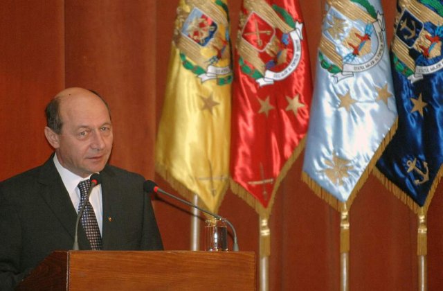 Basescu vrea sa schimbe sexul decoratiilor