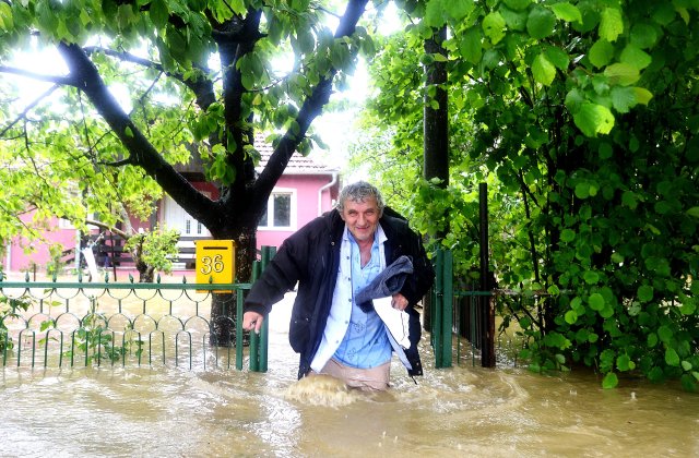 VIDEO România, sub ape. Viitura a luat casele oamenilor. 15 localități au fost afectate
