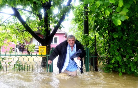 VIDEO România, sub ape. Viitura a luat casele oamenilor. 15 localități au fost afectate