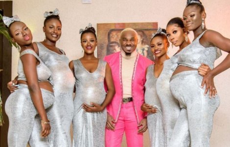 Un playboy nigerian a făcut valuri după ce s-a afișat la o nuntă în compania a șase femei însărcinate. Susține că el este tatăl copiilor