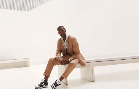 Stilizare de vară cu pantofi tip sneakers