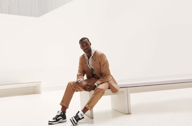 Stilizare de vară cu pantofi tip sneakers