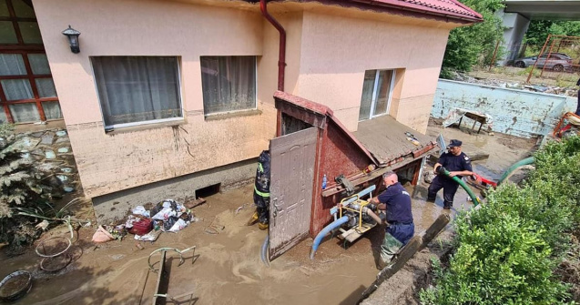 Imagini dramatice: Viitură pe Valea Prahovei. Casele au fost luate de potop