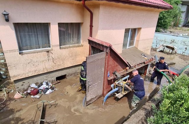 Imagini dramatice: Viitură pe Valea Prahovei. Casele au fost luate de potop