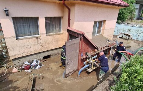 Imagini dramatice: Viitură pe Valea Prahovei. Casele au fost luate de potop