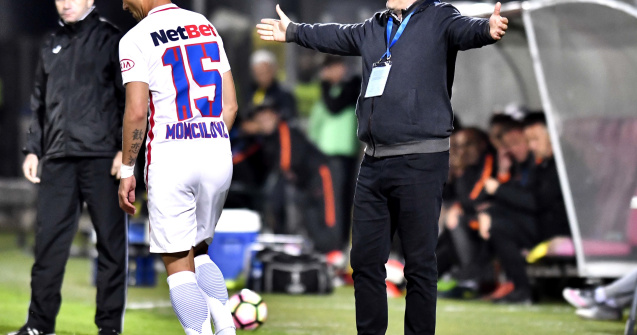 Fotbal: Marius Șumudică ( CFR Cluj) - A trebuit la pauză să sparg două sticle ca să se trezească jucătorii