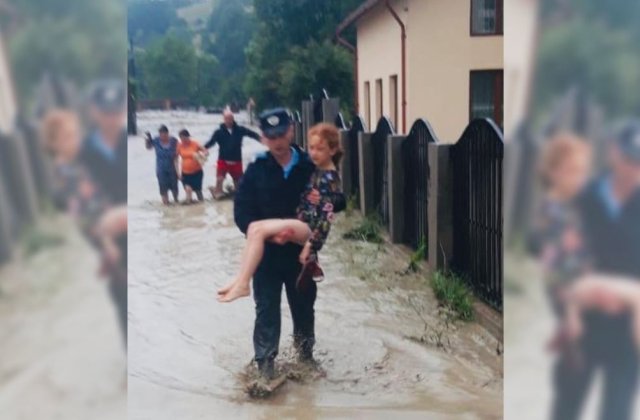 Alba: Rebeca, fata de 10 ani cărată pe brațe de un jandarm, după ce apele i-au luat casa