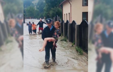 Alba: Rebeca, fata de 10 ani cărată pe brațe de un jandarm, după ce apele i-au luat casa