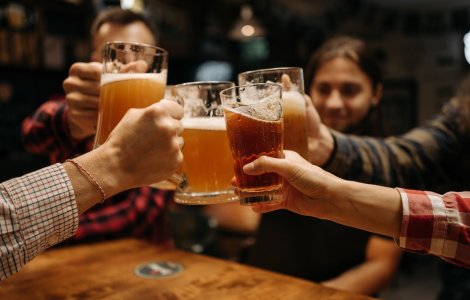 Îngrașă sau nu berea? Medic: „Berea poate îngrășa, dacă nu știm cum să o bem”