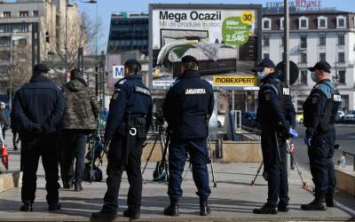 Aproximativ 380 de persoane...