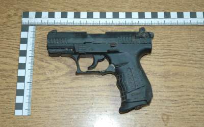 Tânăr găsit împușcat în cap...