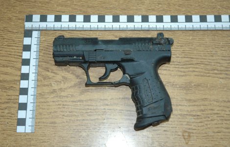 Tânăr găsit împușcat în cap într-o mașină, într-un parc din Roman. Ce variante iau în calcul anchetatorii