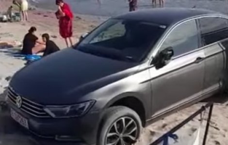Un șofer și-a parcat mașina direct pe plajă. Ce amendă a primit șoferul