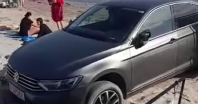 Un șofer și-a parcat mașina direct pe plajă. Ce amendă a primit șoferul