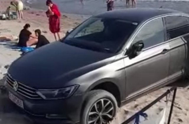 Un șofer și-a parcat mașina pe o plajă din stațiunea Saturn. Ce amendă a primit șoferul