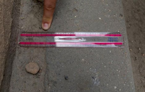 Clădiri, da, trotuare...ba. Lângă București, oamenii circulă cu teamă pe carosabil