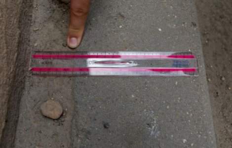 Clădiri, da, trotuare...ba. Lângă București, oamenii circulă cu teamă pe carosabil