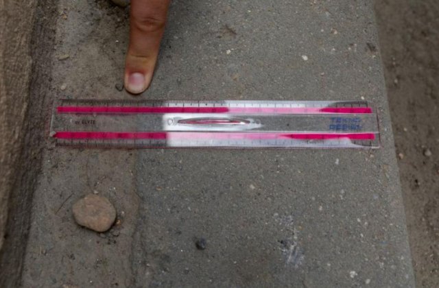 Clădiri, da, trotuare...ba. L&acirc;ngă București, oamenii circulă cu teamă pe carosabil