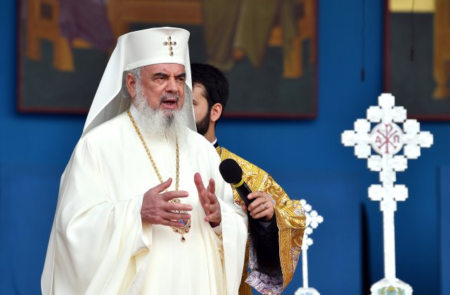 VIDEO Patriarhul Daniel - decorat de președintele Iohannis cu Ordinul Național &bdquo;Steaua Rom&acirc;niei&rdquo; &icirc;n grad de Colan