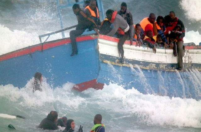 O nava cu imigranti a naufragiat in largul insulei Lampedusa: Peste 90 de morti