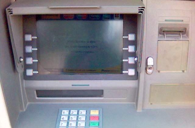 Bucuresti: Trei barbati au incercat sa arunce in aer un bancomat