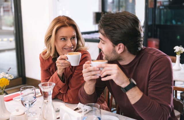 2 zodii care sunt atrase de parteneri mai tineri