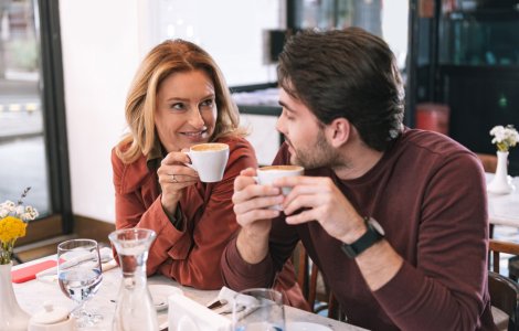  Top  2 zodii care sunt atrași de parteneri mai tineri